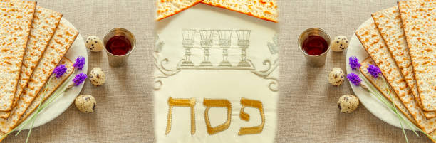 pain sans levain - matzah sur plat blanc, tasses d’argent avec vin rouge, oeufs de caille et fleur de lavande, - passover judaism seder kiddush cup photos et images de collection