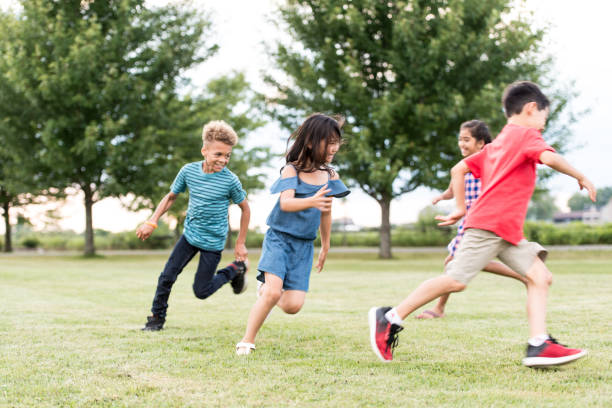 alunos do ensino fundamental jogam no recesso foto de estoque - child running playing tag - fotografias e filmes do acervo