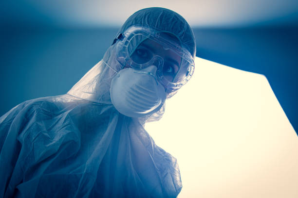 médico em roupas de proteção em laboratório com luz no fundo - medical occupation flash - fotografias e filmes do acervo