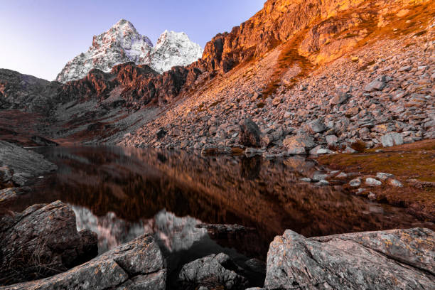 lac dans la roche - mountain rock sun european alps photos et images de collection