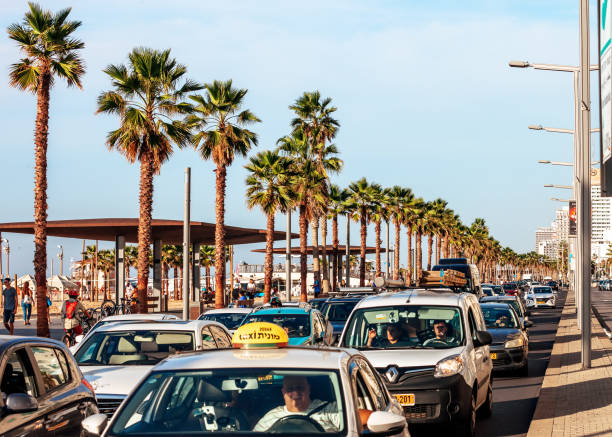 beach promenade - tel aviv, israel - tel aviv israel skyline traffic - fotografias e filmes do acervo