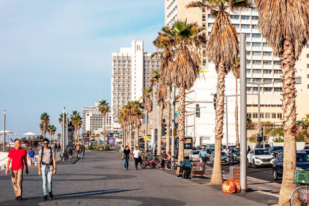 promenade de plage - tel aviv, israel - tel aviv israel skyline traffic photos et images de collection