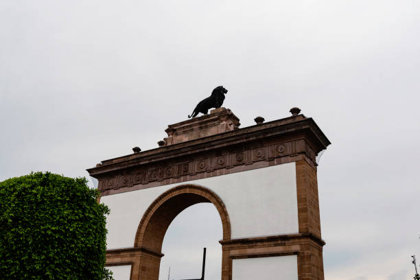 Arco De Pasarela Con Fondo Blanco León Guanajuato México Foto de stock y  más banco de imágenes de León - México - iStock