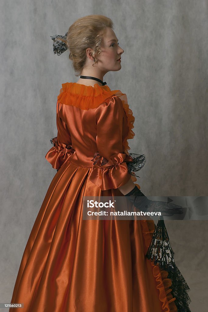 Stoi Dziewczyna w sukience Barokowy - Zbiór zdjęć royalty-free (Blond włosy)
