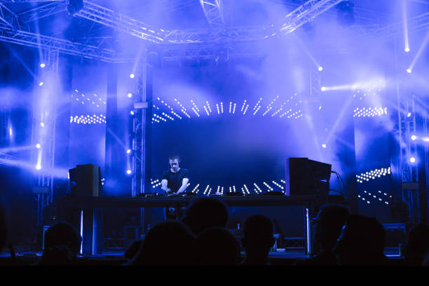 dj playing techno music on the stage - youth culture audio imagens e fotografias de stock