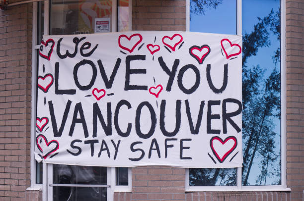 vista del signo "love you vancouver stay safe" en una tienda de alquiler de bicicletas de vancouver "spokes" que han sido cerradas debido a coronavirus (covid-19) - west end fotografías e imágenes de stock
