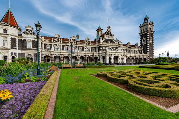 la plaza de la estación histórica de tren de dunedin, nueva zelanda - building exterior day tower clock fotografías e imágenes de stock