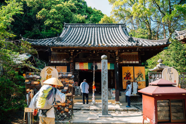 templo ishite-ji shikoku 88 peregrinación del templo en matsuyama, japón - shikoku fotografías e imágenes de stock