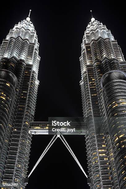 Petronas Twin Towers Stockfoto und mehr Bilder von Abenddämmerung - Abenddämmerung, Ansicht aus erhöhter Perspektive, Architektur