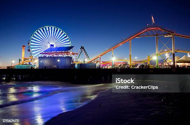 Molo W Santa Monica W Nocy - zdjęcia stockowe i więcej obrazów Santa Monica Pier - Santa Monica Pier, Wesołe miasteczko, Los Angeles