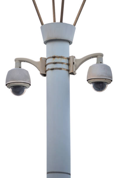 doppelte drahtlose überwachungskamera-ausrüstung auf einer säule - vertical security camera security system security stock-fotos und bilder