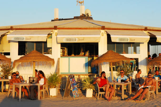 пляжный киоск на закате в конил-де-ла-фронтера-плейя. - andalusia beach cadiz spain стоковые фото и изображения