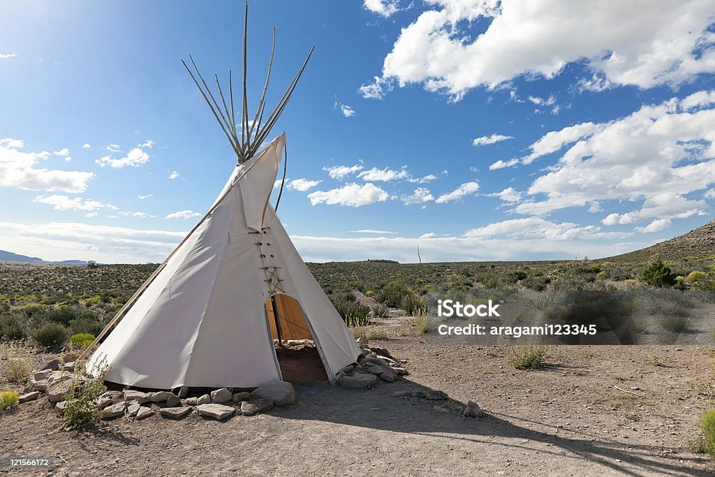 Tipi en las praderas estadounidenses - Foto de stock de Aire libre libre de derechos