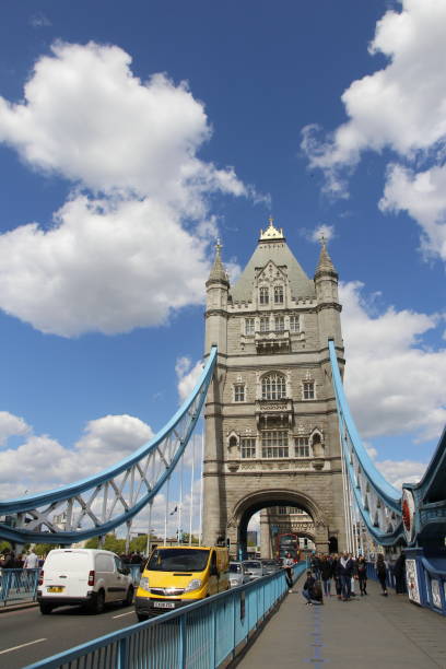 ludzie i samochody na tower bridge z błękitnym niebem i chmurami - london england thames river sky tower zdjęcia i obrazy z banku zdjęć