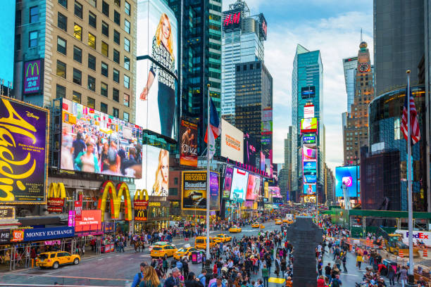 times square, manhattan, new york, stati uniti - taxi new york city traffic busy foto e immagini stock