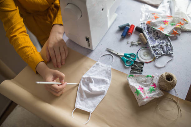 sewing protective masks - textile sewing women part of imagens e fotografias de stock