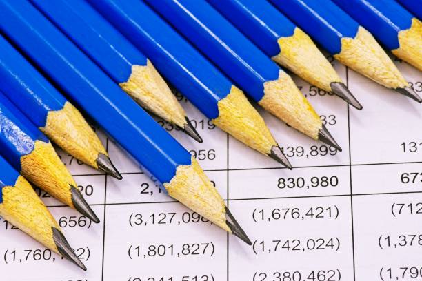 crayons bleus pointus sur le rapport d’état financier. - mathematical symbol mathematics pencil sharp photos et images de collection