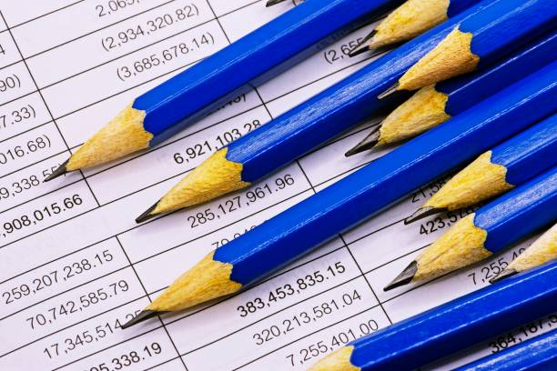 lápices azules afilados en el estado financiero. - mathematical symbol mathematics pencil sharp fotografías e imágenes de stock
