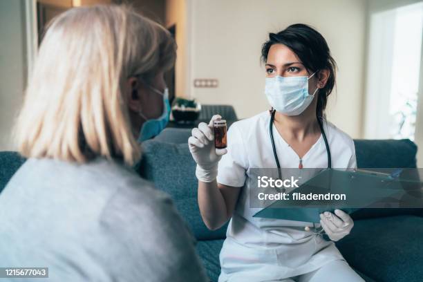 Arztbesuch Während Der Quarantäne Stockfoto und mehr Bilder von Corona-Virus - Corona-Virus, Krankenpflegepersonal, Schutzmaske