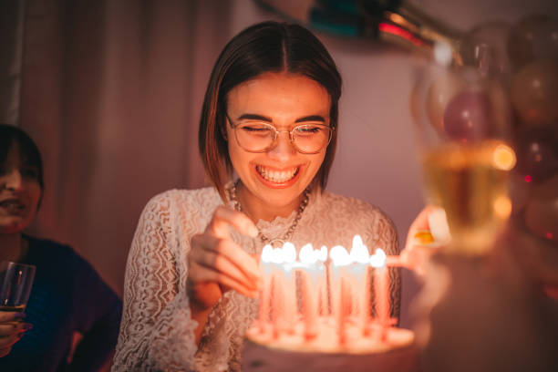 compleanno festa amici con torta - anniversary birthday gift party foto e immagini stock