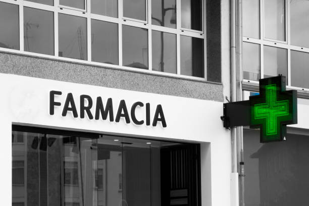 pharmacy sign in spanish language and green cross - window display commercial sign blank nobody imagens e fotografias de stock