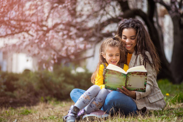 wonderful fairy tale. - family reading african descent book imagens e fotografias de stock