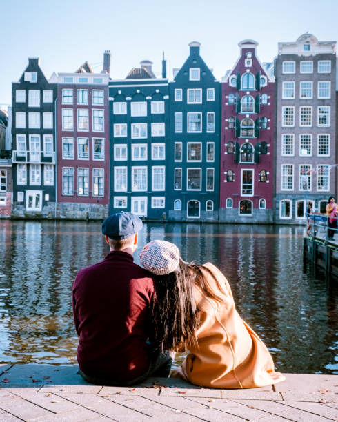 일몰 동안 암스테르담 damrak, 운하에서 여름 저녁에 행복한 커플 남자와 여자 - netherlands couple people amsterdam 뉴스 사진 이미지