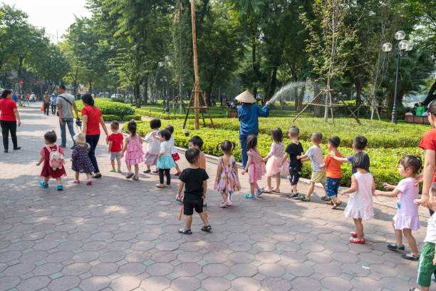 hanoi, vietnam - 9 octobre 2018: les enfants d’une classe de garten sortent sur la rue dinh tien hoang - teaching field trip classroom child photos et images de collection