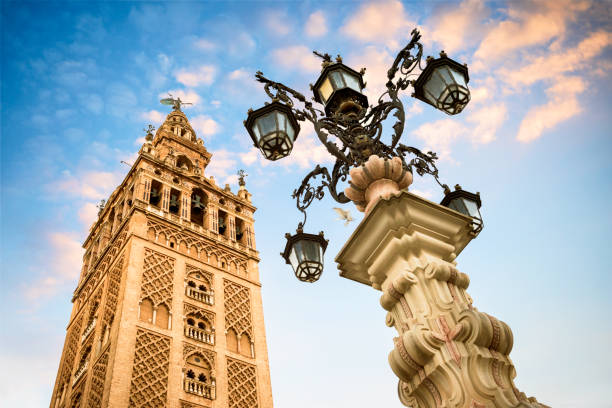 a giralda, torre do sino da catedral de sevilha em sevilha, andaluzia, espanha - national landmark architectural styles sevilla seville - fotografias e filmes do acervo