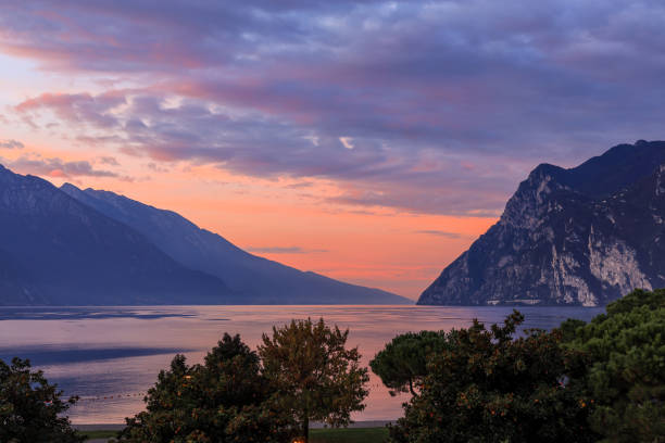 el amanecer en riva del garda, italia - alto adige summer travel destinations vacations fotografías e imágenes de stock