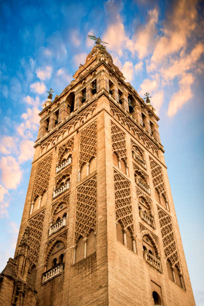 la giralda, campanile della cattedrale di siviglia a siviglia, andalusia, spagna - national landmark architectural styles sevilla seville foto e immagini stock