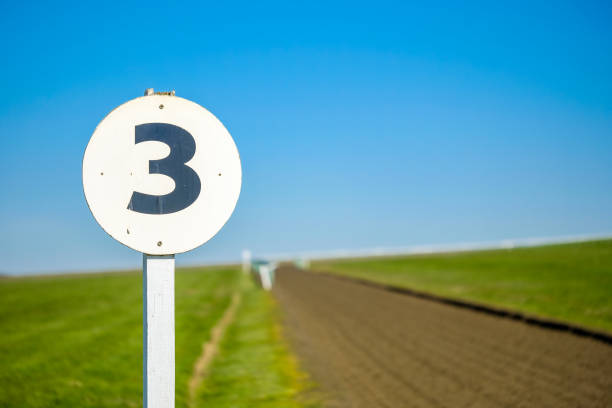 3 marqueur de distance furlong vu sur le bord d’une piste d’entraînement professionnelle de course plate au royaume-uni. - road uk sign road sign photos et images de collection