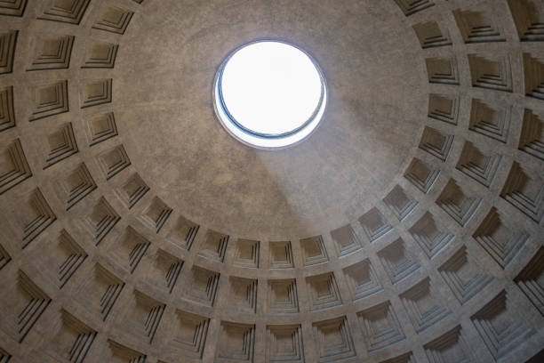 cúpula do panteão com raio de sol, em roma - ancient rome pantheon rome church dome - fotografias e filmes do acervo