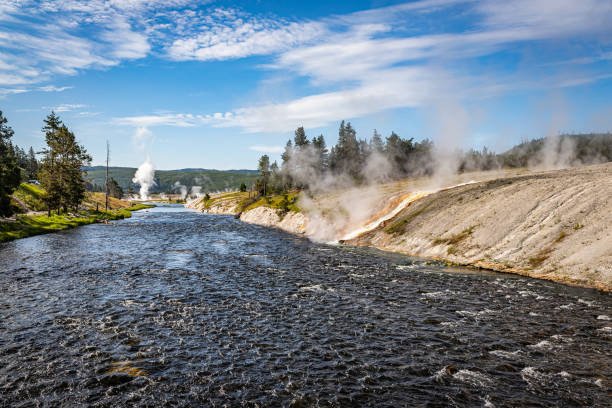 파이어홀 리버 옐로스톤 - firehole river 뉴스 사진 이미지