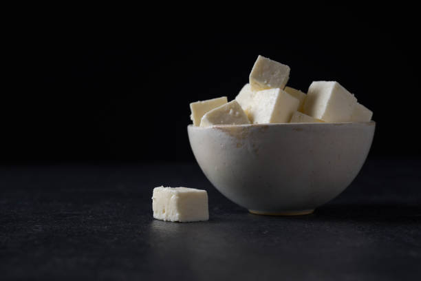 traditionelle indische käsepaneer. vegetarische hausgemachte weichkäse in käsetuch auf dunklem hintergrund. - ricotta cheese freshness white stock-fotos und bilder