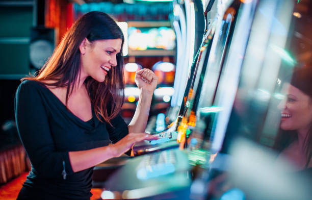 donna elegante che vince su una slot machine - club wear foto e immagini stock