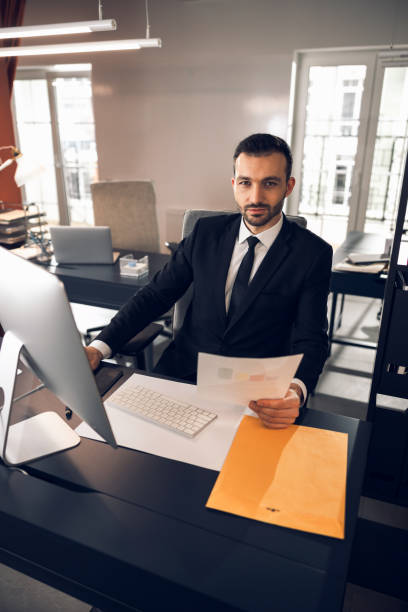 l’homme satisfait caucasien fait ses dutes quotidiens dans le bureau - doily paper lace table photos et images de collection