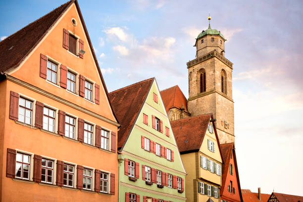 o dinkelsbuhl. a cidade está localizada no caminho da chamada estrada romântica e seu centro histórico é caracterizado pela presença de edifícios que remontam à idade média. francônia, alemanha. - on stone dinkelsbuhl wall - fotografias e filmes do acervo