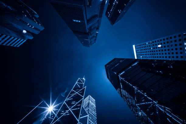 skyscrapers in night, hong kong - horizontal chrome clean corporate business imagens e fotografias de stock