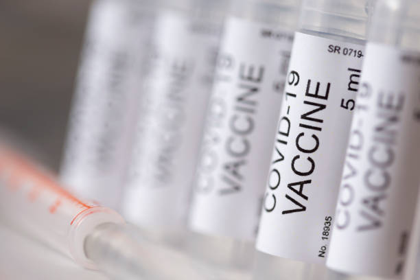 covid-19 vaccine vials and syringe - medicine dose medical medicine and science imagens e fotografias de stock