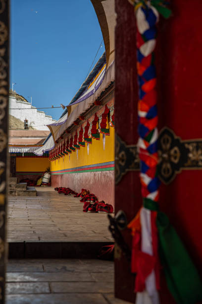 チベットのサキャ修道院の祈りのホールの外で僧侶の靴 - monk tibet buddhism china ストックフォトと画像