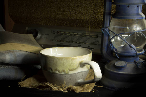 une tasse de café avec le livre et la lanterne - fresh coffee audio photos et images de collection