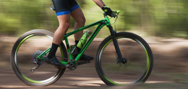 bike panning shot in the forest - mountain cycling bicycle tire imagens e fotografias de stock