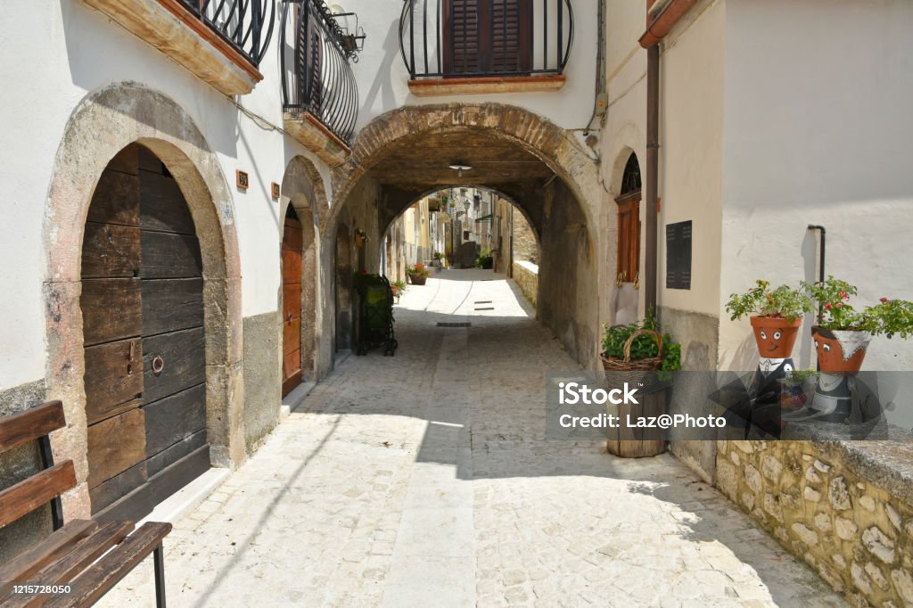 Viaggia nei vecchi villaggi italiani - Foto stock royalty-free di Orizzonte urbano