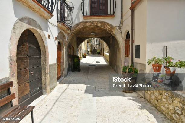 Viaggia Nei Vecchi Villaggi Italiani - Fotografie stock e altre immagini di Orizzonte urbano - Orizzonte urbano, Pacentro, Abruzzo