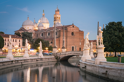 Vista de la Basílica de Santa Giustina y el canal con estatuas en la plaza Prato della Valle en Padua (Padua), Véneto, Italia photo