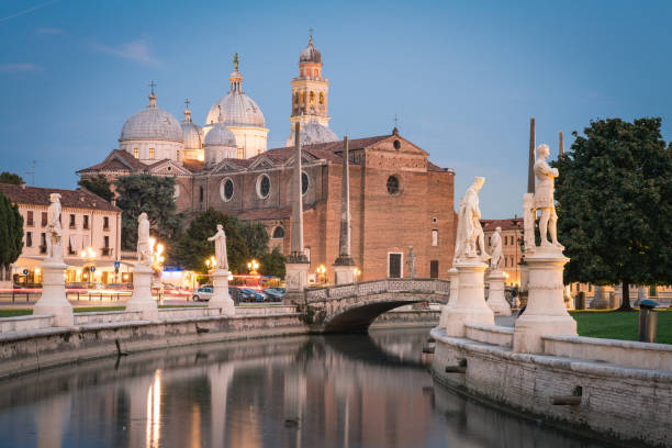 vue de la basilique santa giustina et du canal avec des statues sur la place prato della valle à padoue (padoue), vénétie, italie - padoue photos et images de collection