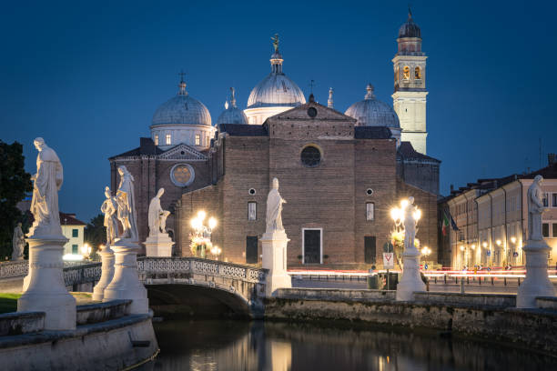 bazylika santa giustina i kanał z posągami na placu prato della valle w padwie, veneto, włochy - gabriel_i zdjęcia i obrazy z banku zdjęć