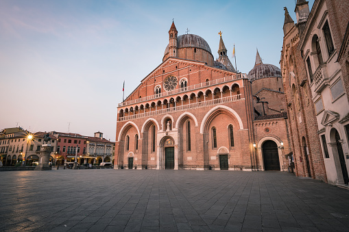 Basílica de Sant'Antonio de Padua al atardecer, Italia photo