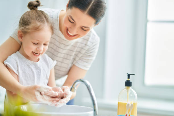kinder und erwachsene waschen sich die hände - mirror mother bathroom daughter stock-fotos und bilder